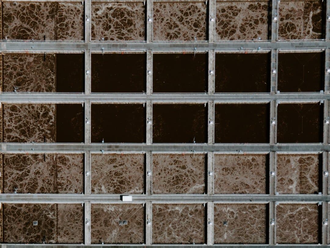 Estrutura metálica industrial em parede de concreto