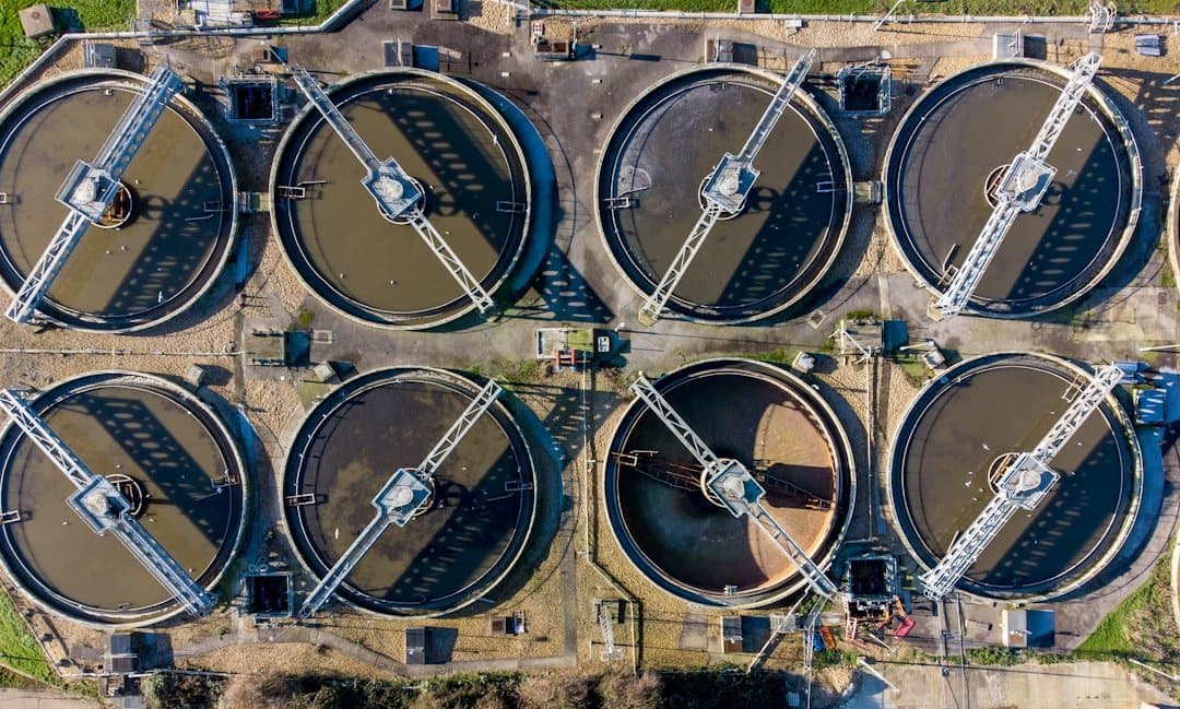 Vista aérea de tanques circulares em estação de tratamento de água